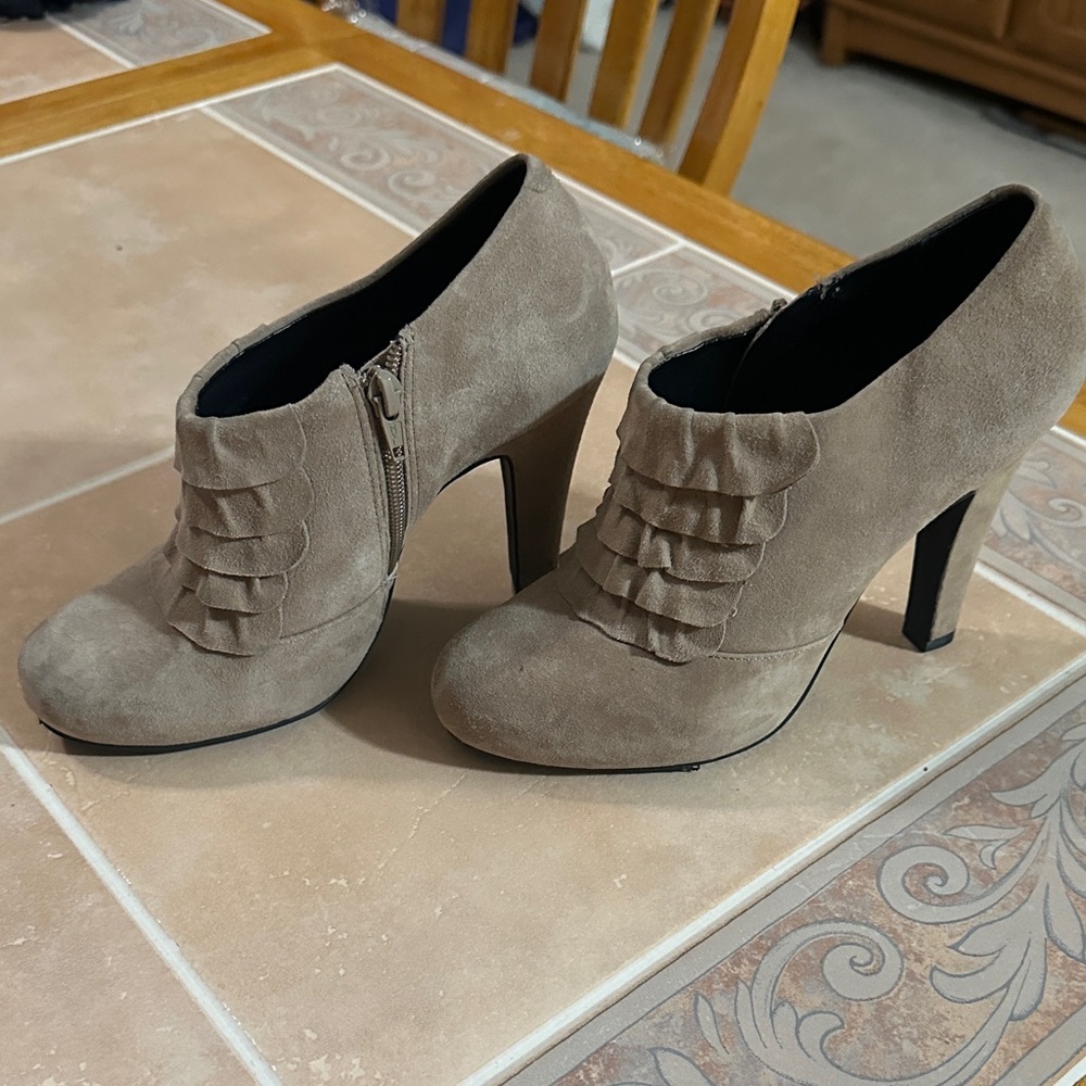 EUC Giani Bernini Beige Suede Ruffle Heels